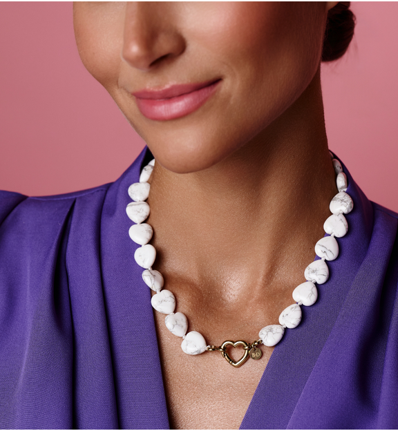 Naszyjnik z howlitu w kształcie serc z pozłacanym zapięciem NPA1601