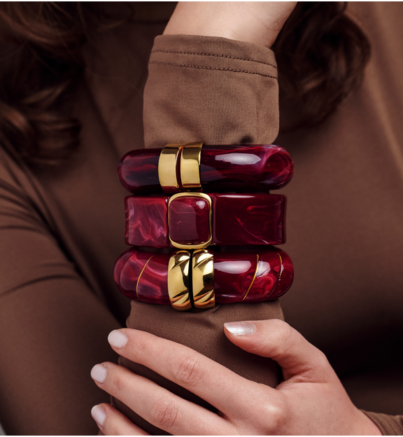 Bransoletka w odcieniu głębokiego burgundu z prostokątnym zapięciem BEU0008