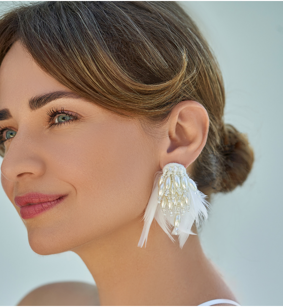 Kolczyki białe z piórkami i perełkami Mariée KFF0062