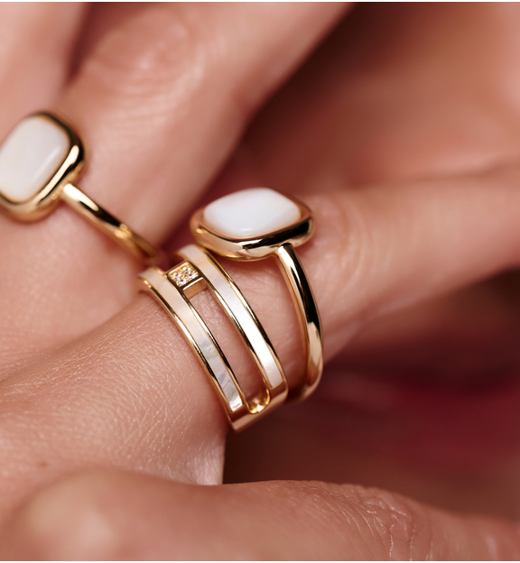 Pierścionek złocony z masą perłową kwadratowy PSS0228