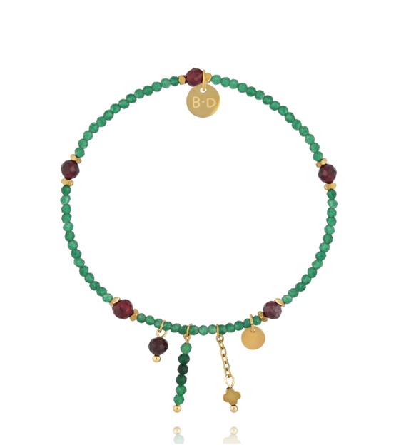 Bransoletka z zielonych kamieni z zawieszkami i detalami w kolorze złota BTW3562