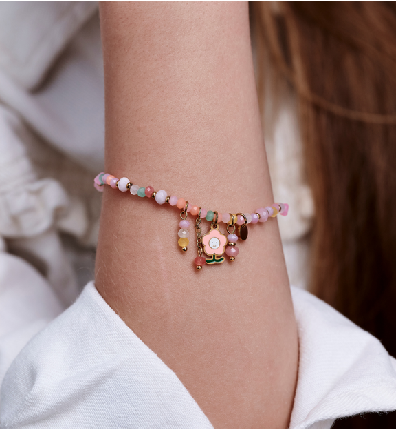 Bransoletka z pastelowych kamieni z zawieszką kwiatka BTW3570