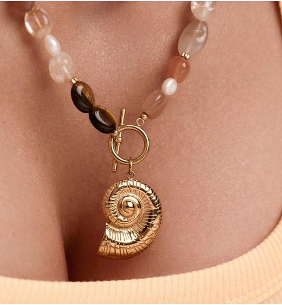 Naszyjnik z kamieni naturalnych i złotą zawieszką muszli NSC0623