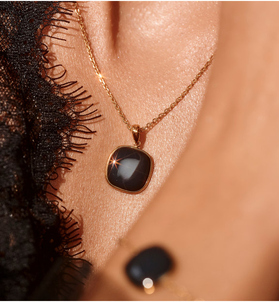 Naszyjnik z zawieszką w czarnym kolorze NSY0641