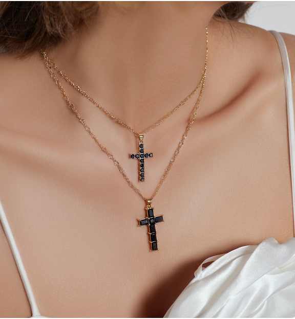Naszyjnik z czarnym krzyżykiem Madeline NRG0454