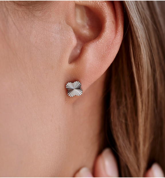 Kolczyki wkrętki w kształcie koniczynki srebrne KSY0700