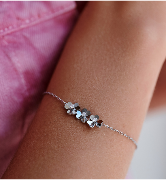 Bransoletka na delikatnym łańcuszku z trzema kwiatami i cyrkoniami BSY0594