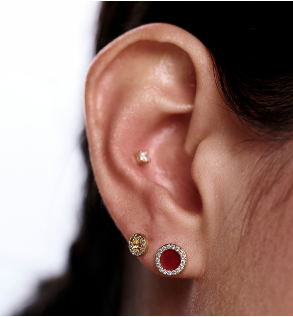 Zestaw złoconych kolczyków z cyrkoniami i czerwonym akcentem KMB0033