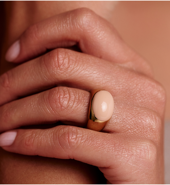 Pierścionek z pudrowo brzoskwiniową emalią PSA1221