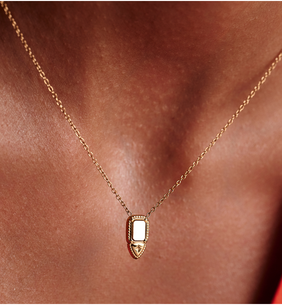 Naszyjnik z jasną zawieszką w złotej oprawie NEA0105