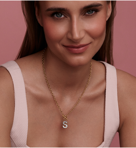 Naszyjnik z literą S i zapięciem toggle NSY0868