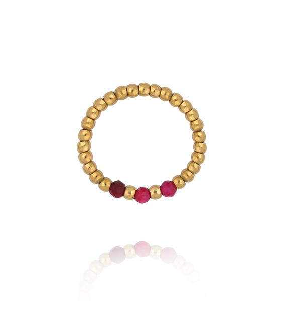 Pierścionek elastyczny ze złotych kuleczek z fuksjowym tygrysim okiem PTW0620