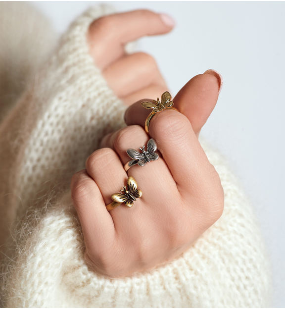 Pierścionek ze złotym motylkiem Seila PMI0109