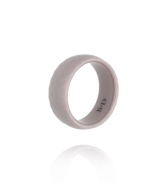 Obrączka z ceramiki cappuccino szeroka fasetowana PFE0119