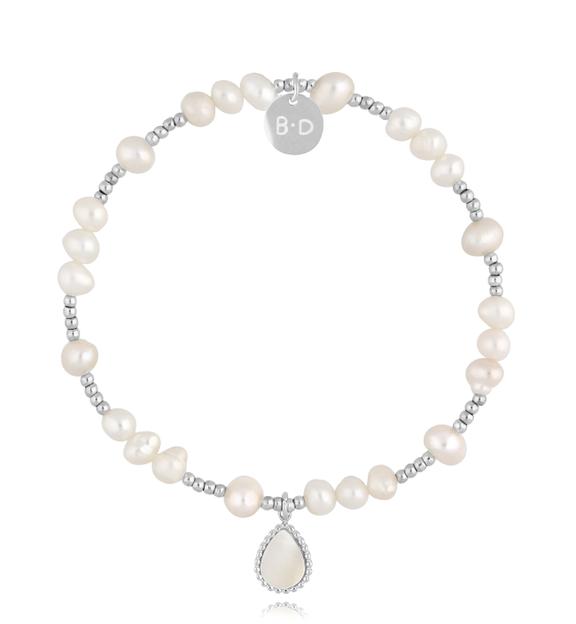 Bransoletka z perłami i srebrną zawieszką White Night Elegance BPE0111