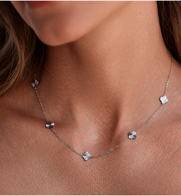 Naszyjnik z subtelnymi koniczynkami w kolorze srebra NSY0881