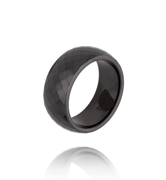 Obrączka z ceramiki czarna fasetowana Feminine PFE0025
