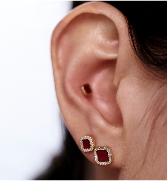 Zestaw złoconych kolczyków z bordowym detalem i cyrkoniami KMB0032