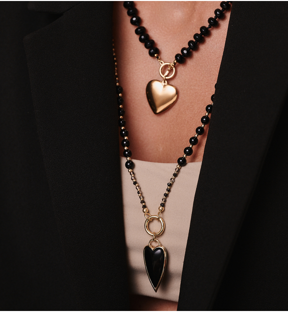 Zestaw naszyjników z czarnych kamieni i złotych serc ZN0012