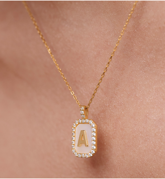 Naszyjnik z literką A na perłowym tle z cyrkoniami NCA0101