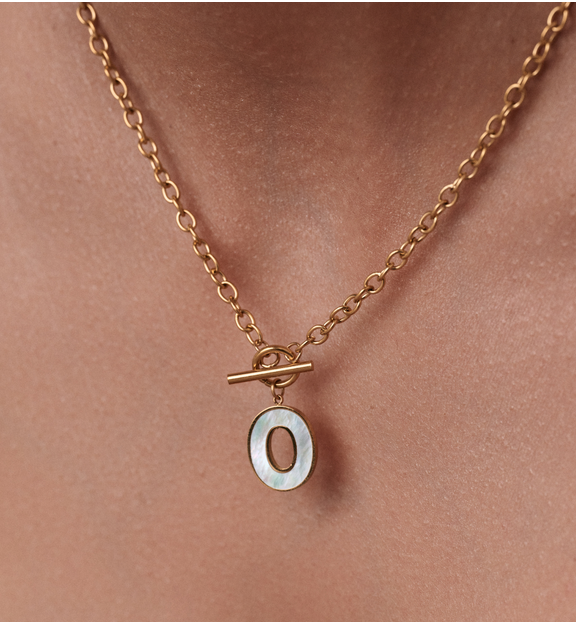 Naszyjnik z literą O i zapięciem toggle NSY0866