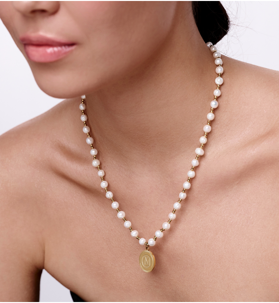 Naszyjnik z pereł z literką M NPE0380