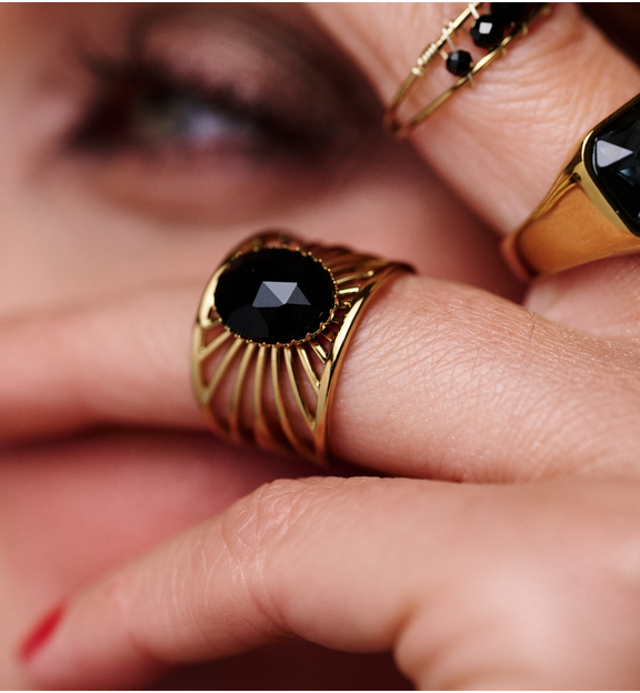 Pierścionek z czarnym agatem szeroki PEA0012