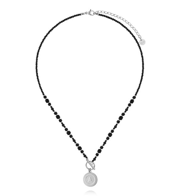 Naszyjnik z czarnymi kamieniami i zawieszką z literką A – srebrne wykończenie NTW1592