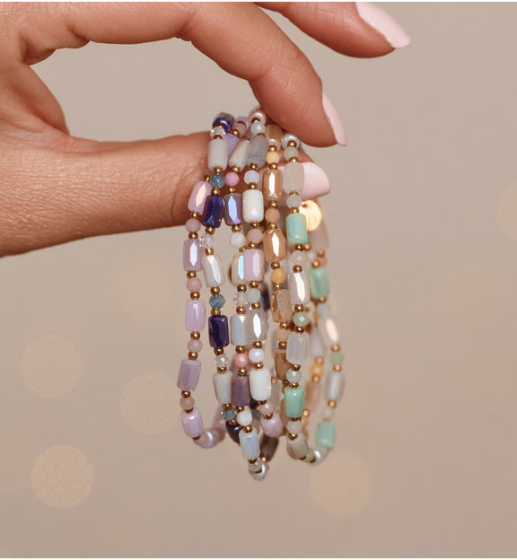 Bransoletka z pastelowych szklanych kryształków w odcieniach beżu BTW3595