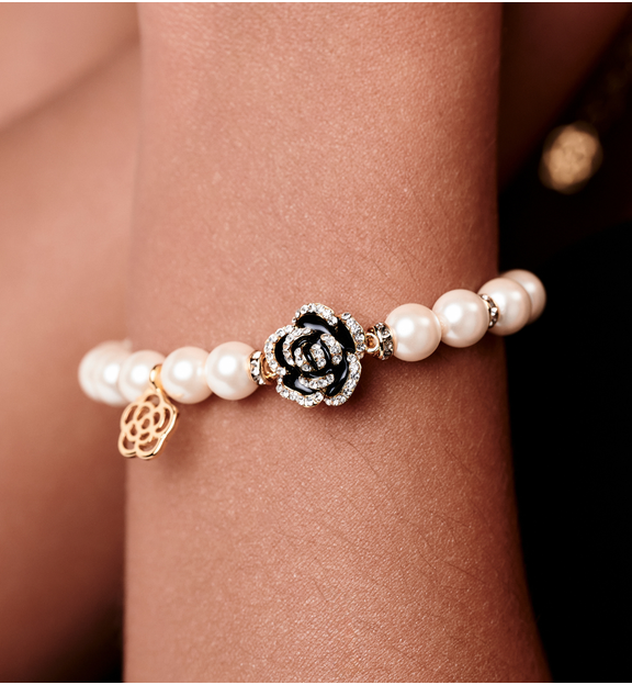 Bransoletka z pereł z ozdobną różą BSS0279