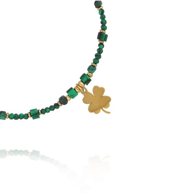 Bransoletka na sznurku z zielonych kamieni z koniczynką BTW3585