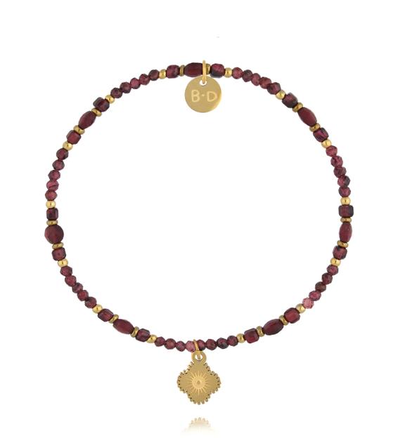 Bransoletka z naturalnego granatu i złoconą koniczynką BTW3542