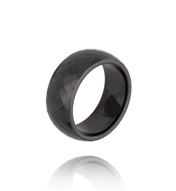 Obrączka z ceramiki czarna fasetowana Feminine PFE0021