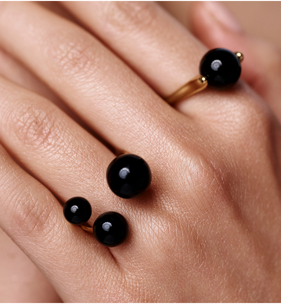 Pierścionek z trzema kulami z czarną emalią PSA1180