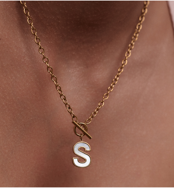Naszyjnik z literą S i zapięciem toggle NSY0868