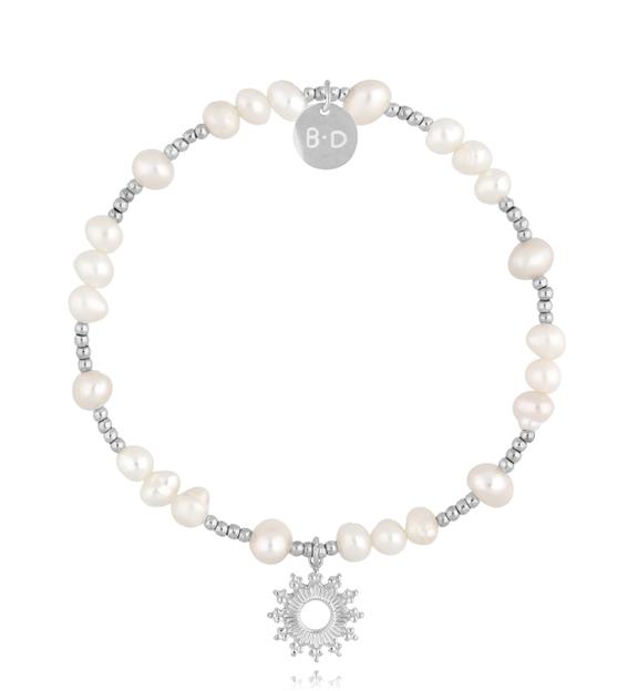 Bransoletka z perłami i srebrną zawieszką White Night Elegance BPE0109