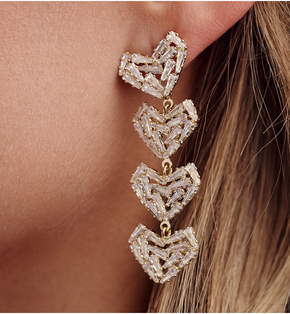 Kolczyki z kaskadą serc w złotym odcieniu KLU0188