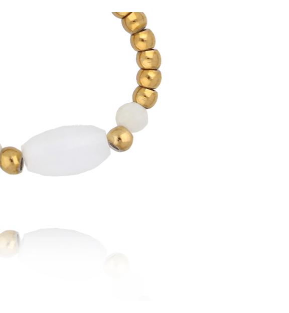 Pierścionek elastyczny z białym opalem i muszlą w złotej oprawie PTW0599