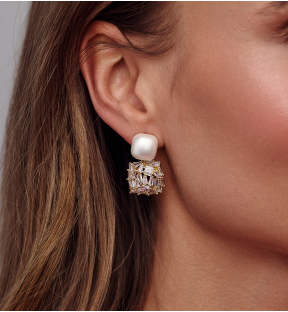 Kolczyki z perłą i kryształową kostką – złote wykończenie KLU0204