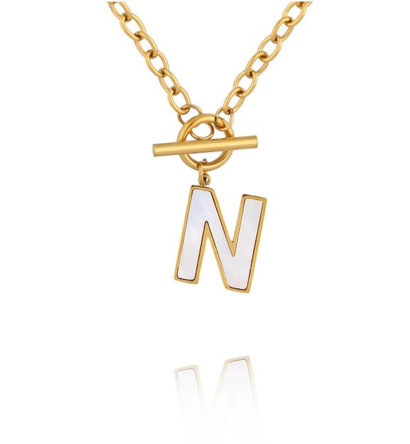 Naszyjnik z literą N i zapięciem toggle NSY0865