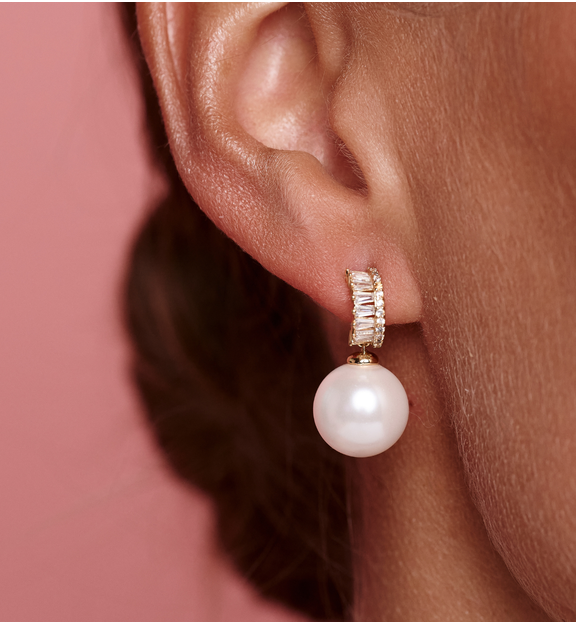 Kolczyki z białą perłą i zdobioną oprawą KPE0196