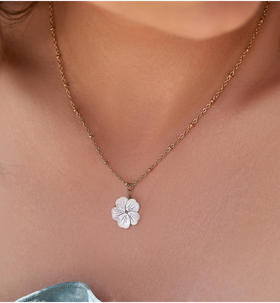 Naszyjnik z białym kwiatuszkiem White Flower NSC0357