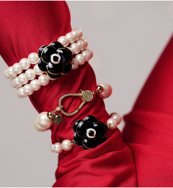 Bransoletka z perełkami i czarnym kwiatem BSS0243