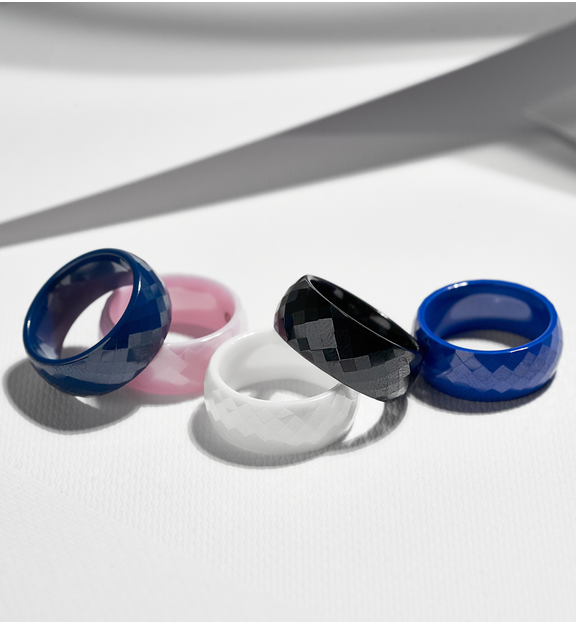 Obrączka z ceramiki różowa fasetowana Feminine PFE0010