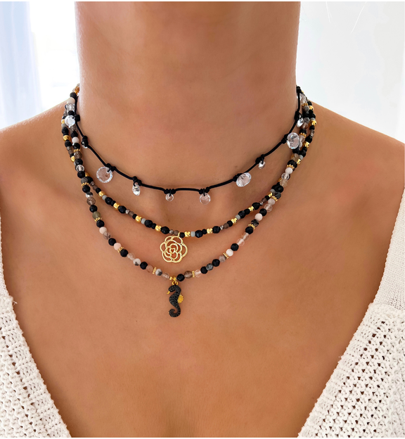 Naszyjnik czarny ze złotą różą Sanur NBI0012