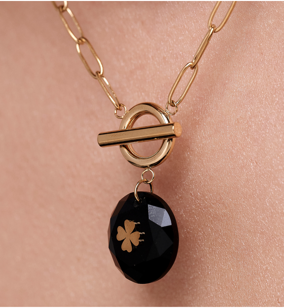 Naszyjnik z czarnym agatem i złotą koniczyną NEA0055