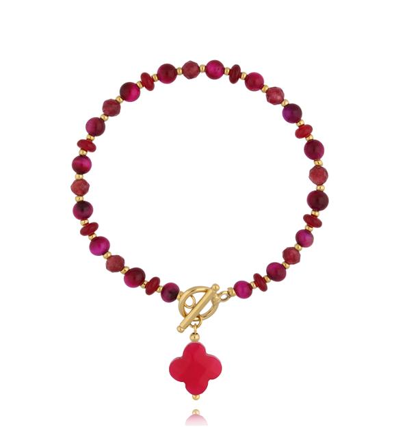 Bransoletka z czerwonymi jadeitami  z koniczynką i złotym zapięciem BPA0640