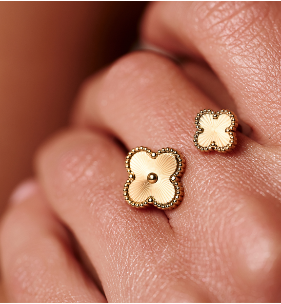 Pierścionek otwarty w złotym wykończeniu z motywem koniczynki PSY0243