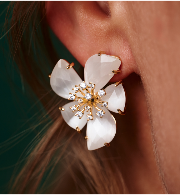 Kolczyki w kształcie kwiatów z białymi płatkami KSS2047