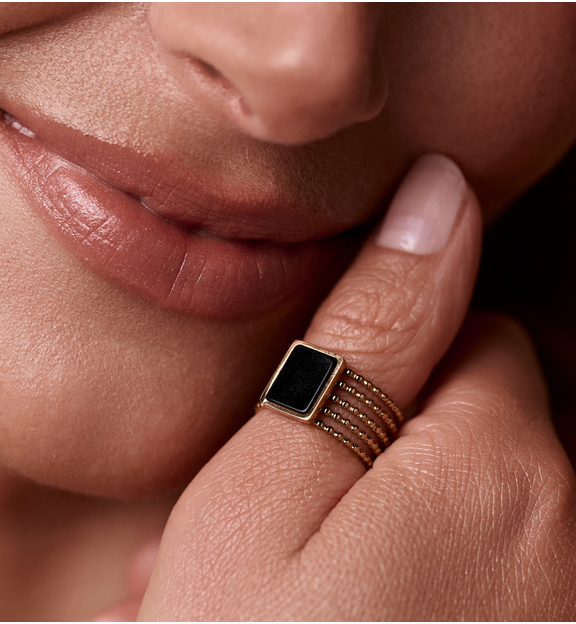 Pierścionek z czarnym agatem w złotej oprawie PSY0248